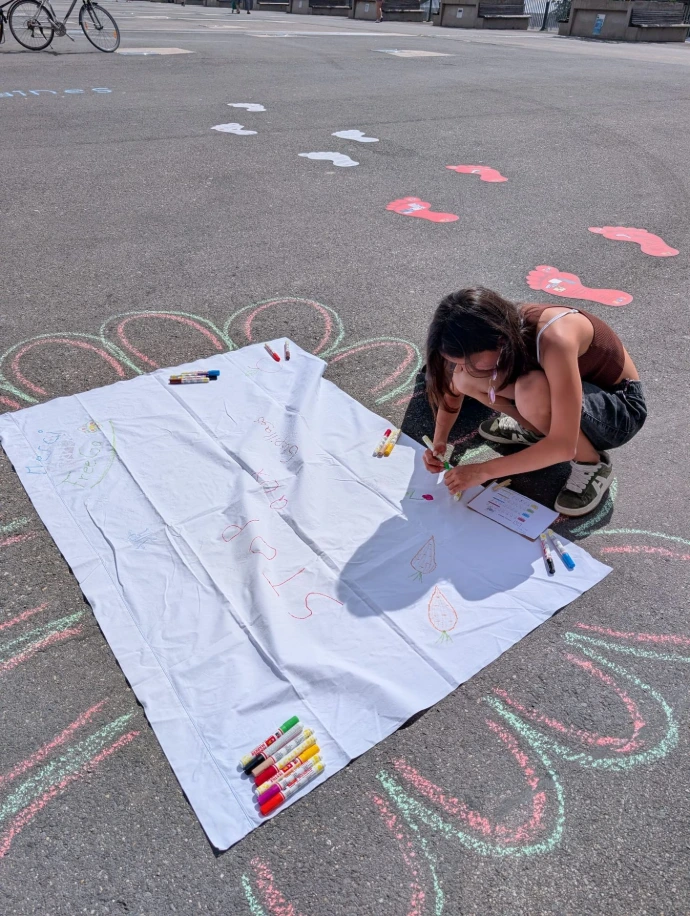 Jeune qui dessine sur la toile Free Go